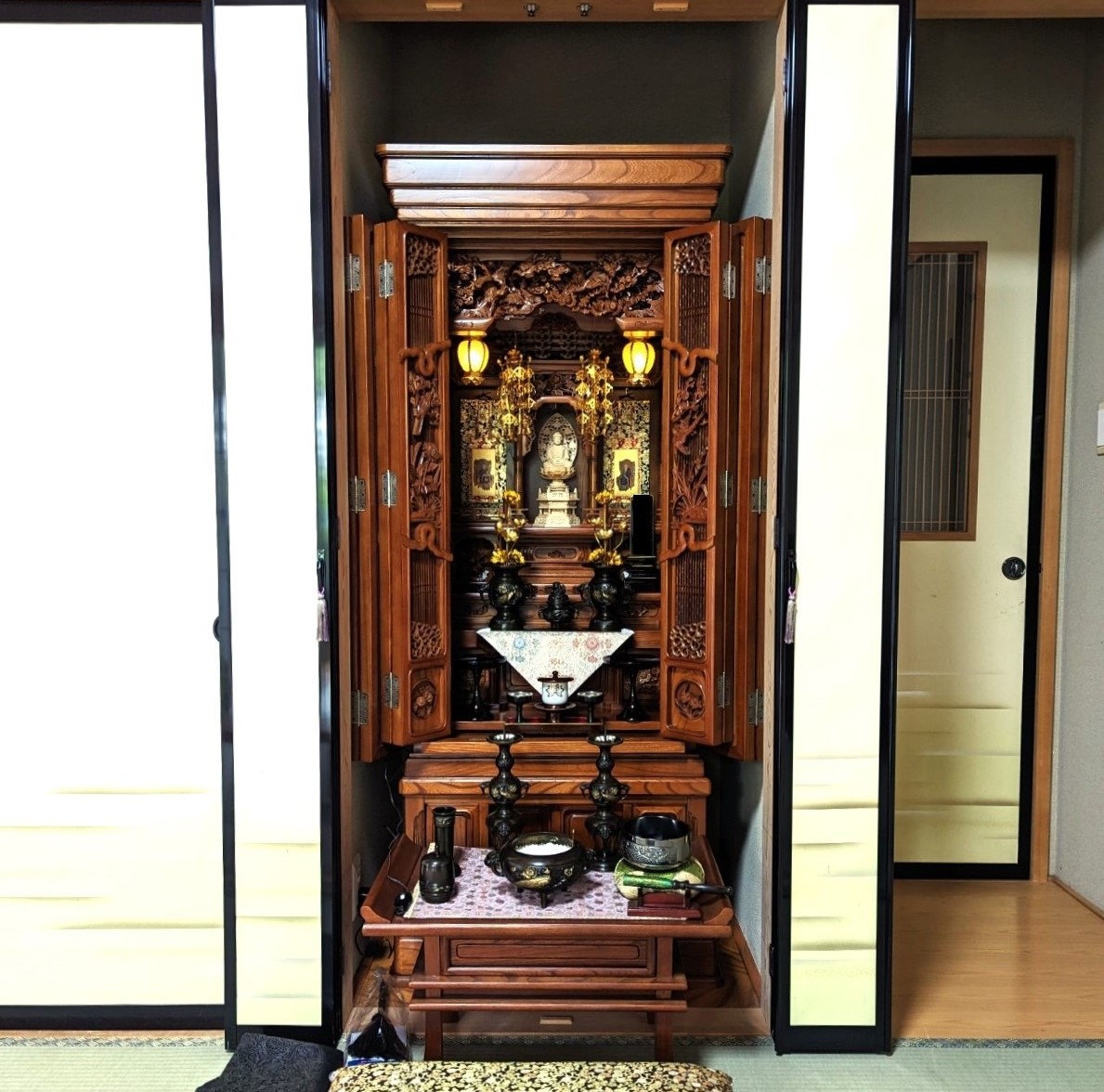 【山辺町H様】迫力ある彫刻が厳かな伝統型仏壇。お仏壇の明るい木肌の色が仏間に柔らかさと上品さを感じさせます。