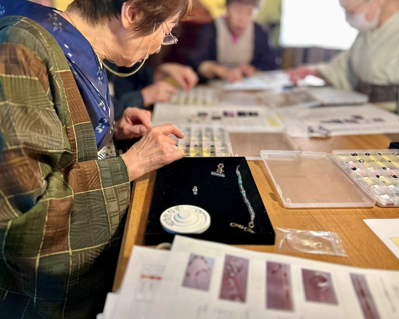 布施弥七京染店様「きものであそぼう」ご一行様をお迎えし、「腕輪珠数・羽織紐づくり講座」を開催いたしました。