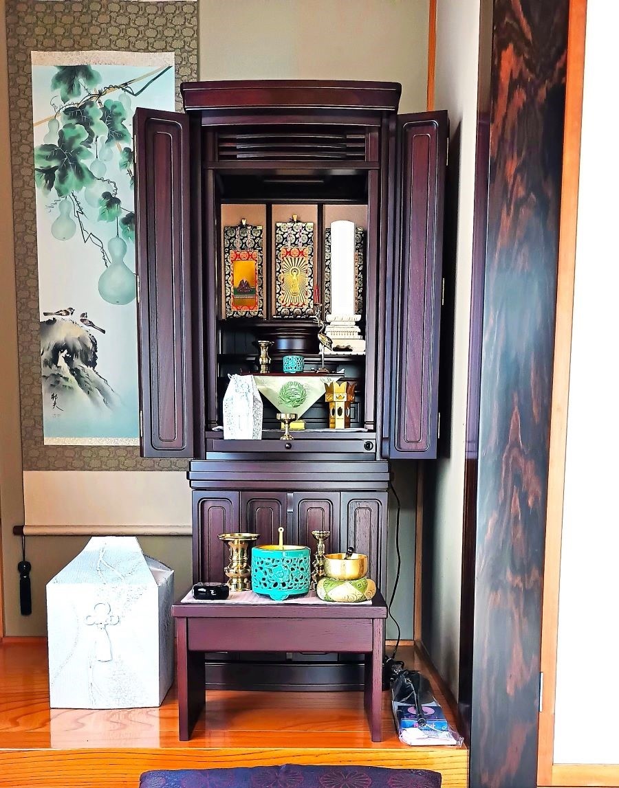 【山形市S様】床の間に調和する重厚な唐木の色味と、モダンなデザインのお仏壇がお部屋の雰囲気にとてもお似合いです。