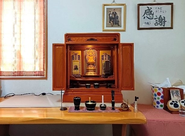 【山形市T様】出勤前、毎朝のお供え物にも慣れ、小さなおりんを鳴らして手を合わせて目を閉じると、その澄んだ音がリビングと私の心に染み入るように響きます。