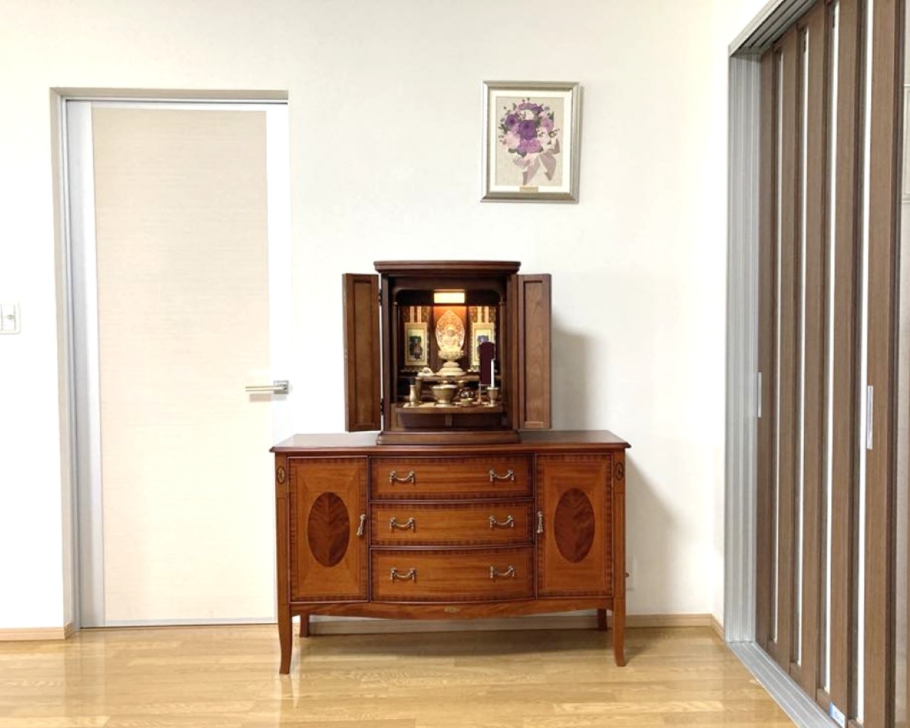 【山形市M様】 「両脇にたくさんのお花を飾りたい」とチェストの上に安置したお仏壇