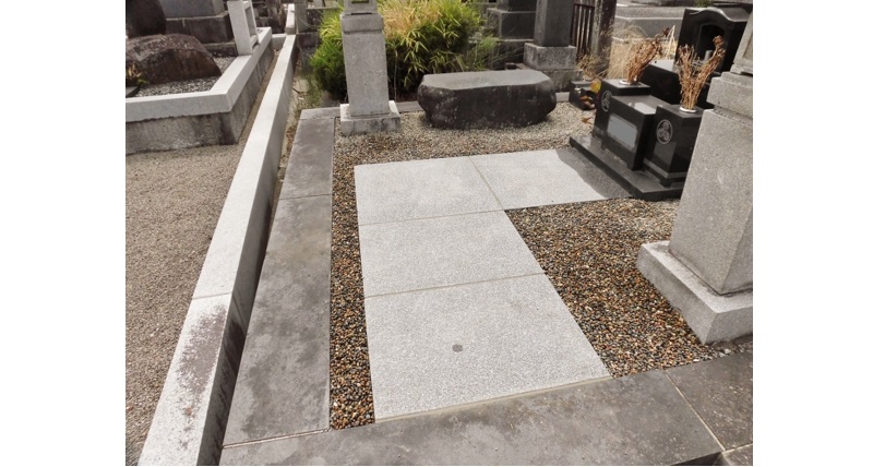 【山形市T様】割れてしまった敷石を修復しました。雨の日のお参りにも滑らない加工で仕上げました。