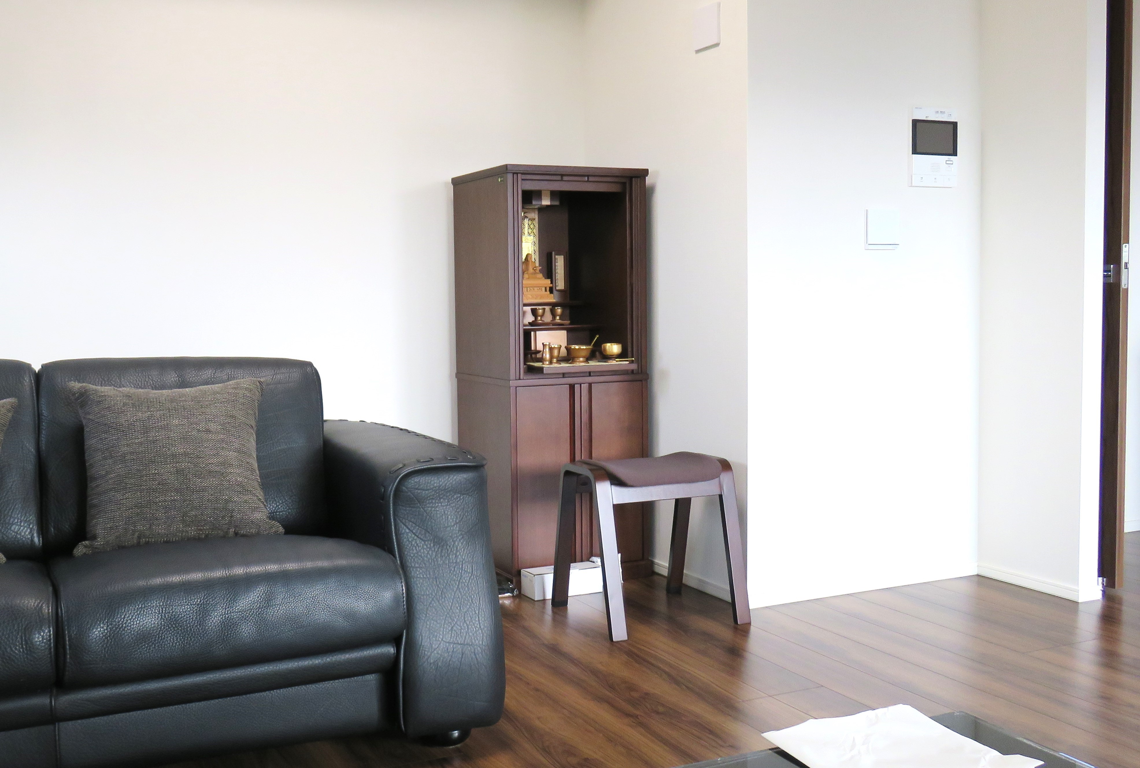 【山形市Y様】お仏壇をリビングに設置して、いつでも眼に入る事がとても毎日の生活に潤いを与えているようです。私たち家族の生活の一部になりました。