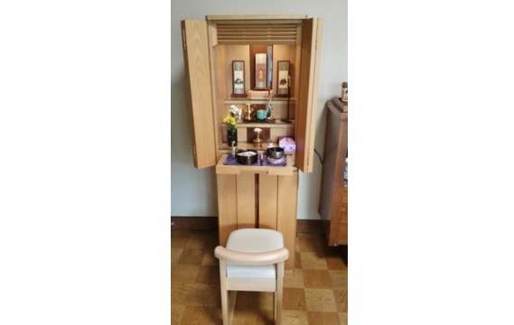 【山形市M様】明るいリビングに明るい色目のお仏壇。椅子付きで機能的です。