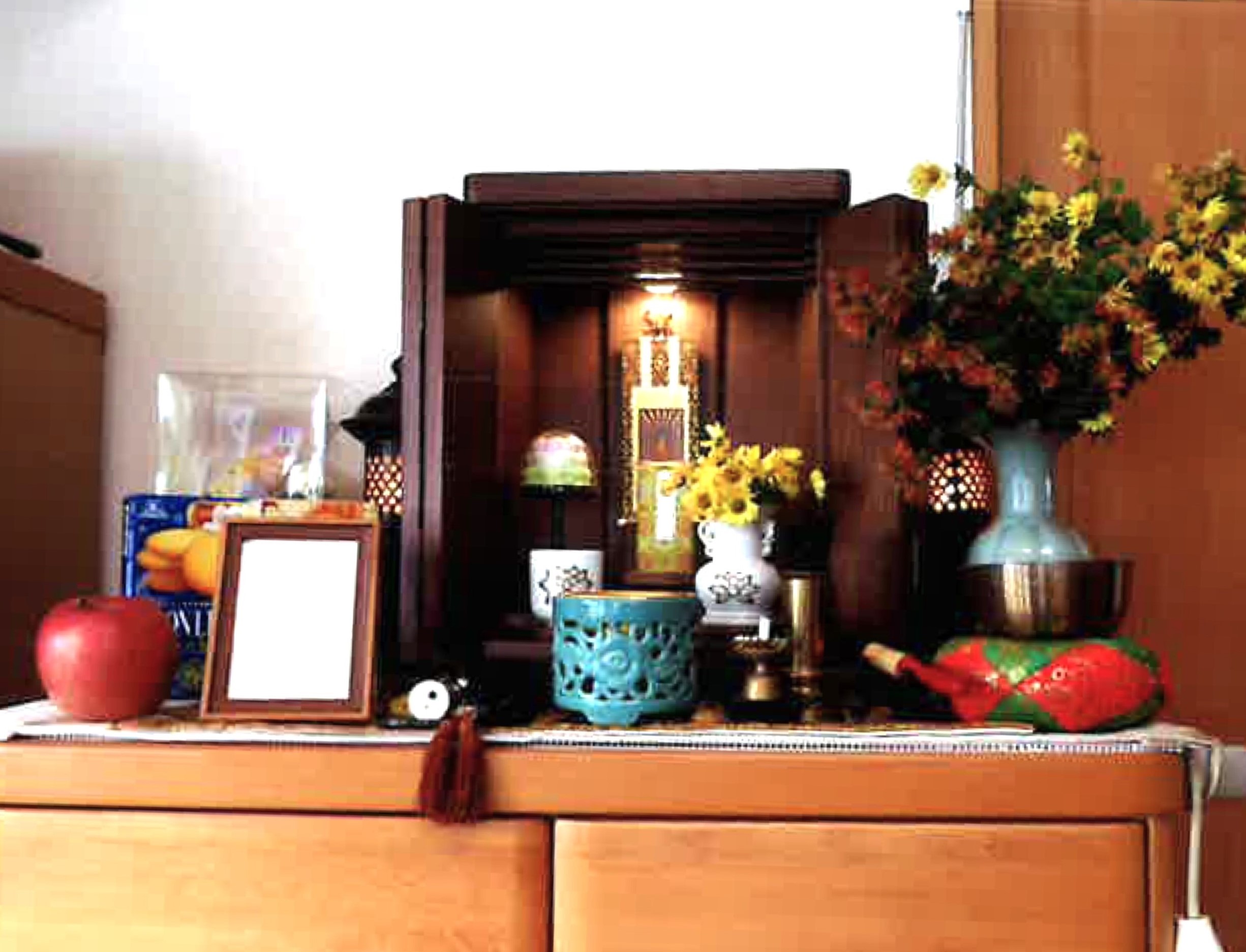 【山形市T様】ベッドのある身近なお部屋に設置したミニ仏壇。気持ちを和ませてくれる話し相手です。