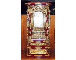 【山形市T様】旦那様のご不幸を機に、朱塗の厨子を修復し、周りと高さをそろえるために製作した増台に載せました。