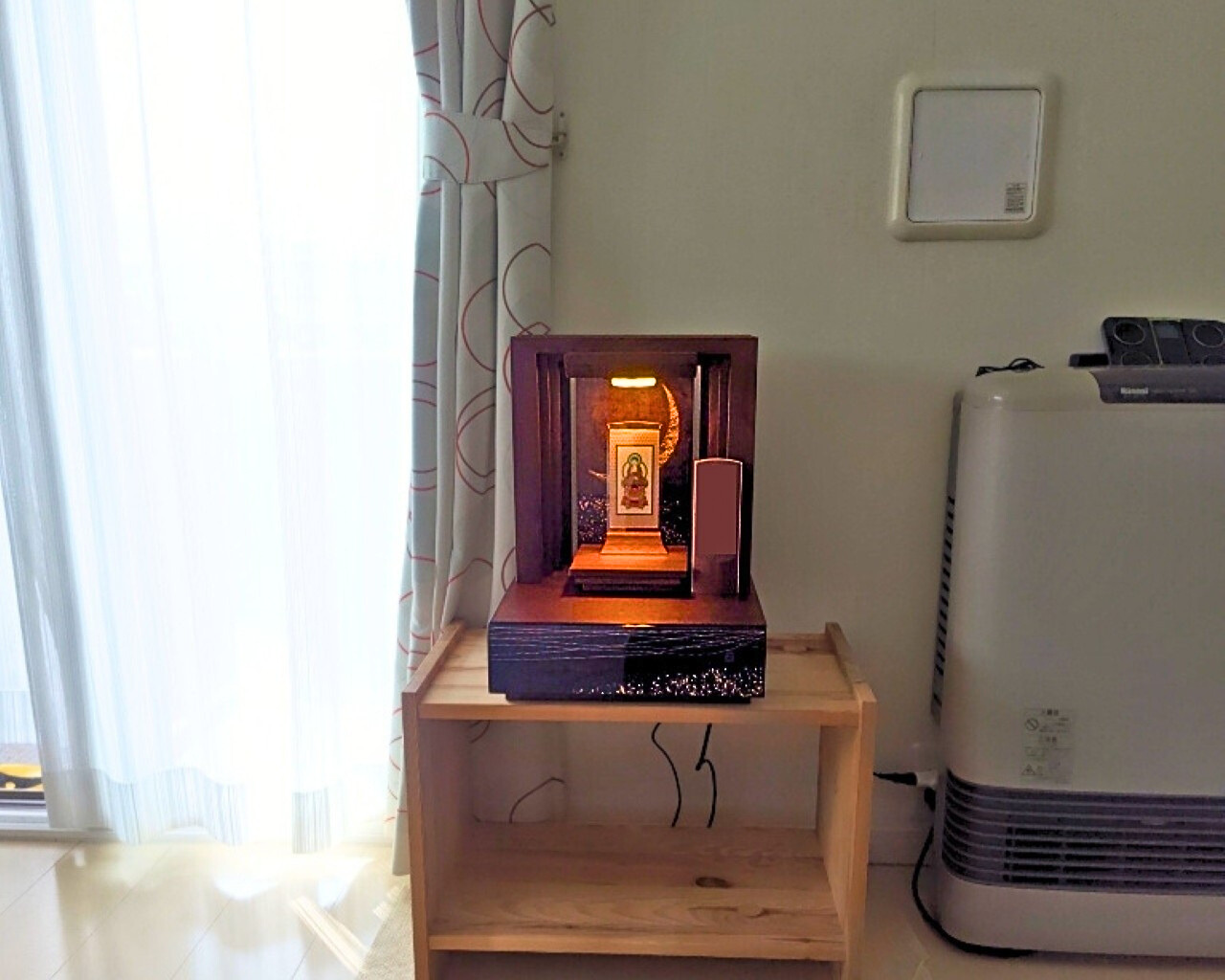 【山形市O様】日当たりの良いリビングに、扉のない開放的なデザインのコンパクトなお仏壇