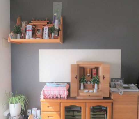 【山形市A様】洋室の家具の上にお仏壇を設置。お部屋に溶け込むぴったりの色合いです。