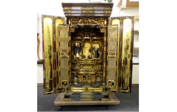 【宮城県Y様】津波に浸かったお仏壇。塗り直しや金箔の押し直しはせずに、できるだけそのままの形で新居の仏間に納めたいが仏壇の幅が大きくて入らない……全て解決しました。