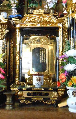 【河北町A様】扉付の回出位牌を納めるため、職人が特注の厨子を製作しました。