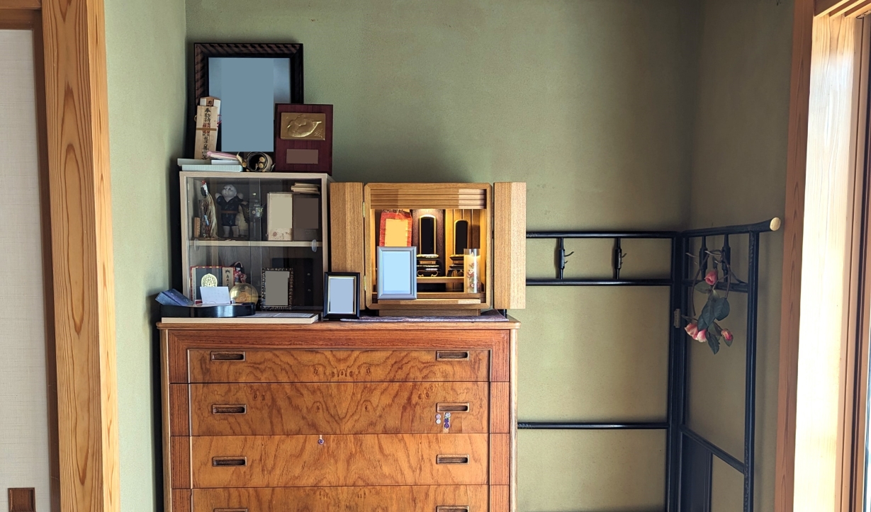 【山形市S様】家具に合わせて選ばれた明色のお仏壇。お仏壇に毎日手を合わせ、故人にいつも話し、心が落ち着きます。