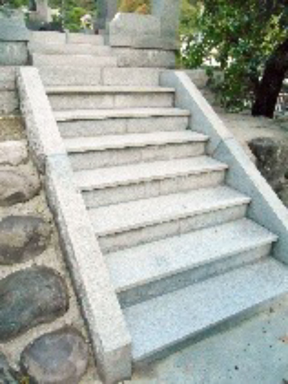 【山形市K様】高齢でお墓の掃除が大変になってきたK様から相談を受け、階段汚れを洗浄し目地補修もさせていただきました。