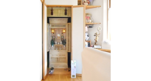 【山形市O様】洋室の仏間に神道の神徒壇を選ばれました。お部屋に調和する明るい色合いです。